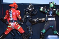 左から仮面ライダーアマゾンアルファ、カラスアマゾン、仮面ライダーアマゾンニューオメガ。
