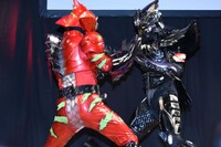 左から仮面ライダーアマゾンアルファ、カラスアマゾン。