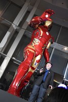 5mの巨大アイアンマンとマーベル社のトム・ブリーヴォート。