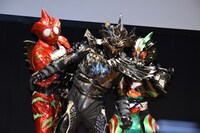 仮面ライダーアマゾンアルファ（左）と仮面ライダーアマゾンニューオメガ（右）に攻撃されるカラスアマゾン（中央）。