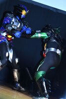 左から仮面ライダーアマゾンネオ、仮面ライダーアマゾンニューオメガ。