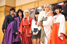 左から弥勒役の滝口幸広、奈落役の木村了、犬夜叉役の喜矢武豊（ゴールデンボンバー）、日暮かごめ役の若月佑美（乃木坂46）、殺生丸役の佐奈宏紀、桔梗役の伊藤純奈（乃木坂46）。