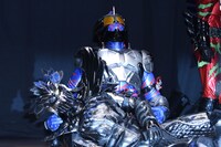 倒れたカラスアマゾンを抱きかかえて嘆く仮面ライダーアマゾンネオ。