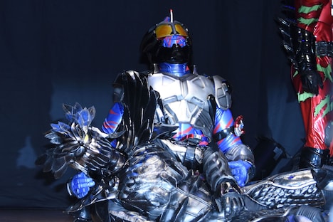 倒れたカラスアマゾンを抱きかかえて嘆く仮面ライダーアマゾンネオ。