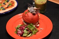 MARVEL CAFEのマイティソースバーガー（1500円）。