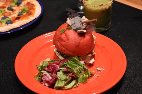 MARVEL CAFEのマイティソースバーガー(1500円)。