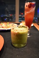 MARVEL CAFEのブルースバナーナ＆ハルグリーンスムージー（手前 / 800円）。