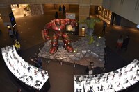 六本木ヒルズ内の「ハルク VS ハルクバスター」実物大フィギュア。