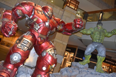 六本木ヒルズ内の「ハルク VS ハルクバスター」実物大フィギュア。