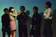 VR体験に興奮を隠し切れない土屋太鳳と、それを見守る共演者たち。