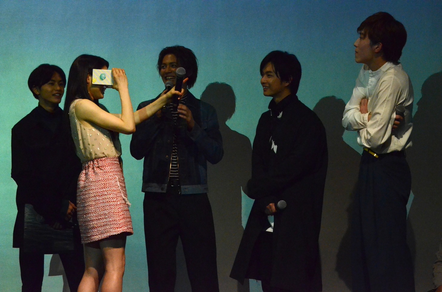 VR体験に興奮を隠し切れない土屋太鳳と、それを見守る共演者たち。