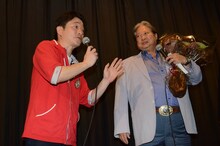 左から水島裕、サモ・ハン。