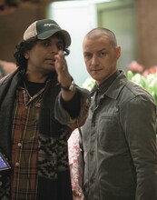 左からM・ナイト・シャマラン、ジェームズ・マカヴォイ。