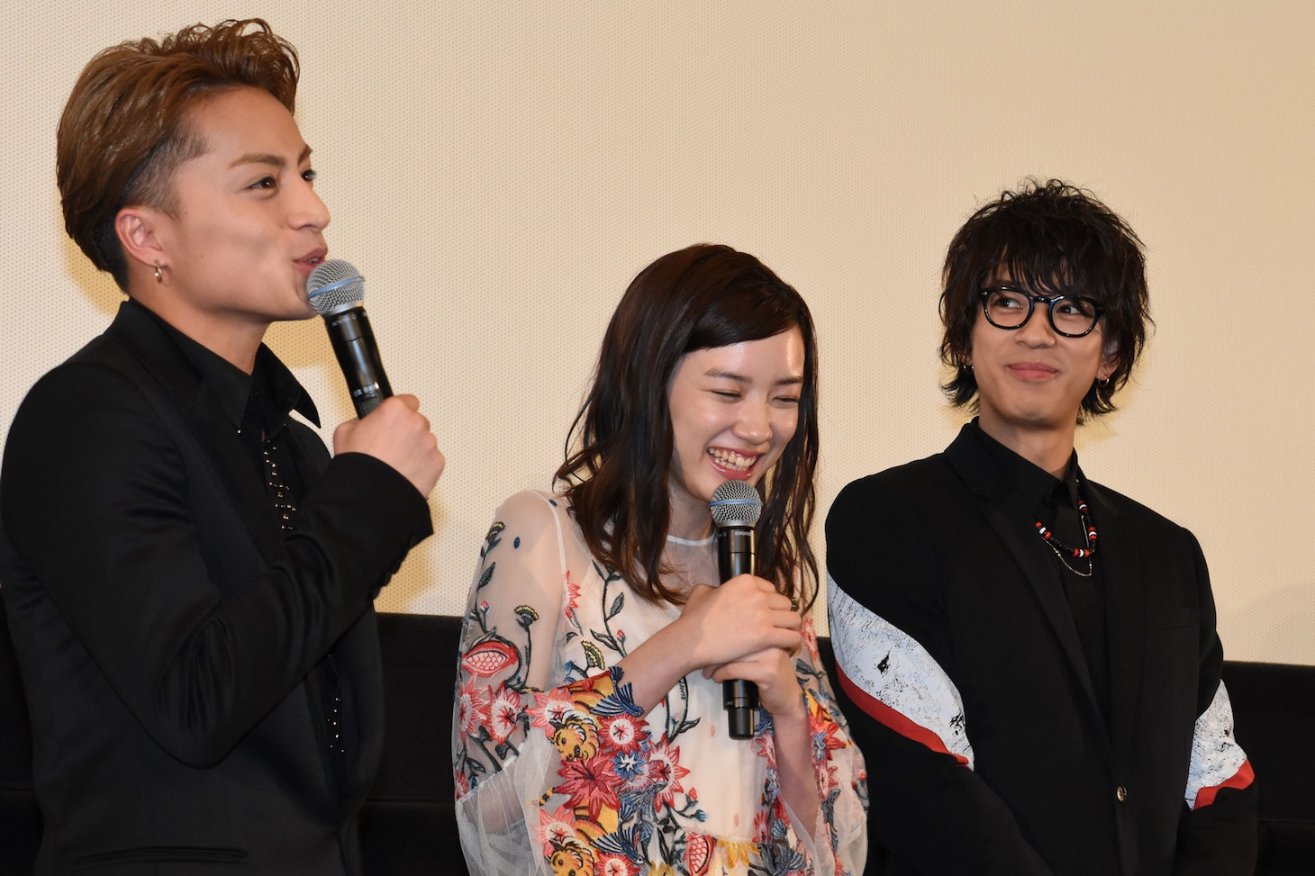 左から白濱亜嵐（GENERATIONS from EXILE TRIBE、EXILE）、永野芽郁、三浦翔平。