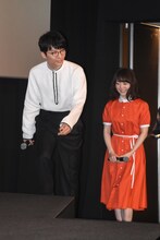 ステージに上がる星野源、花澤香菜。