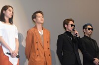 左から葉山奨之、山崎紘菜、Hilcrhyme。