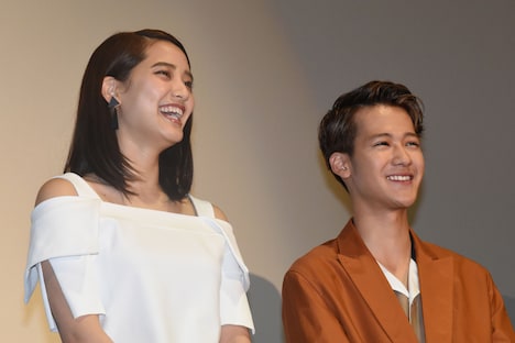 左から山崎紘菜、葉山奨之。