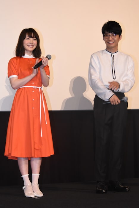 左から花澤香菜、星野源。