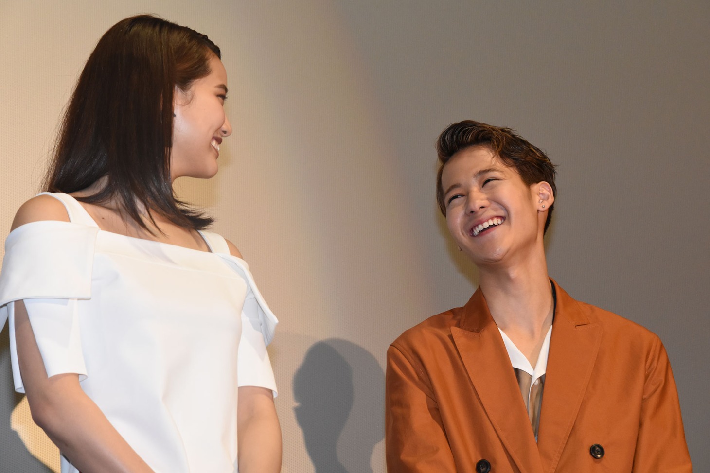 左から山崎紘菜、葉山奨之。
