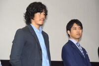 左から豊川悦司、三浦貴大。