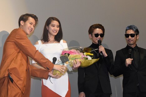 左から葉山奨之、山崎紘菜、Hilcrhyme。