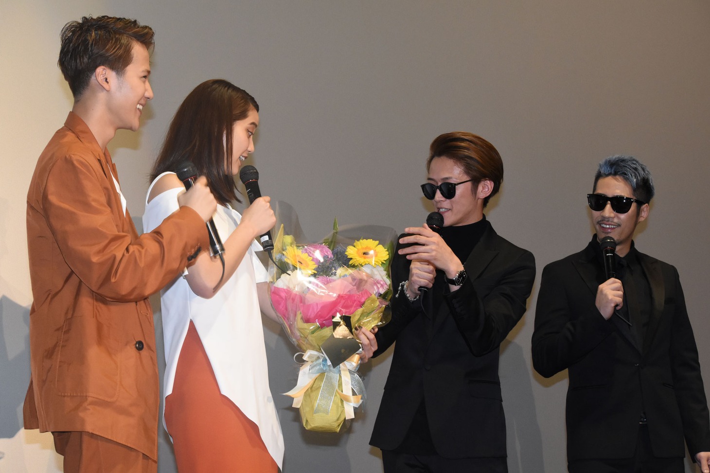 左から葉山奨之、山崎紘菜、Hilcrhyme。