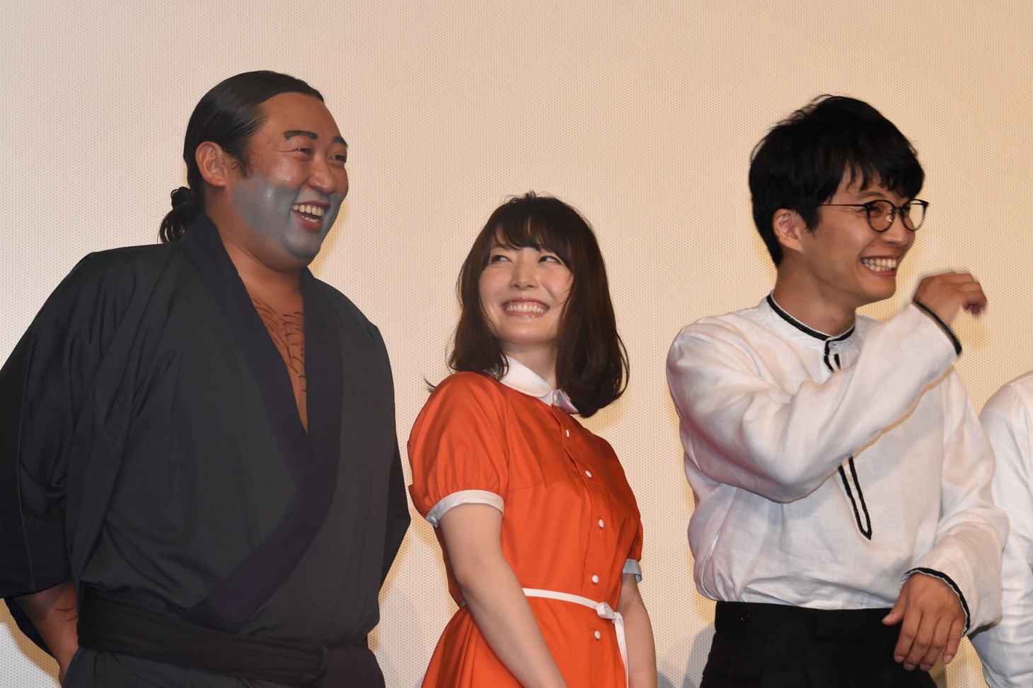 左から秋山竜次（ロバート）、花澤香菜、星野源。