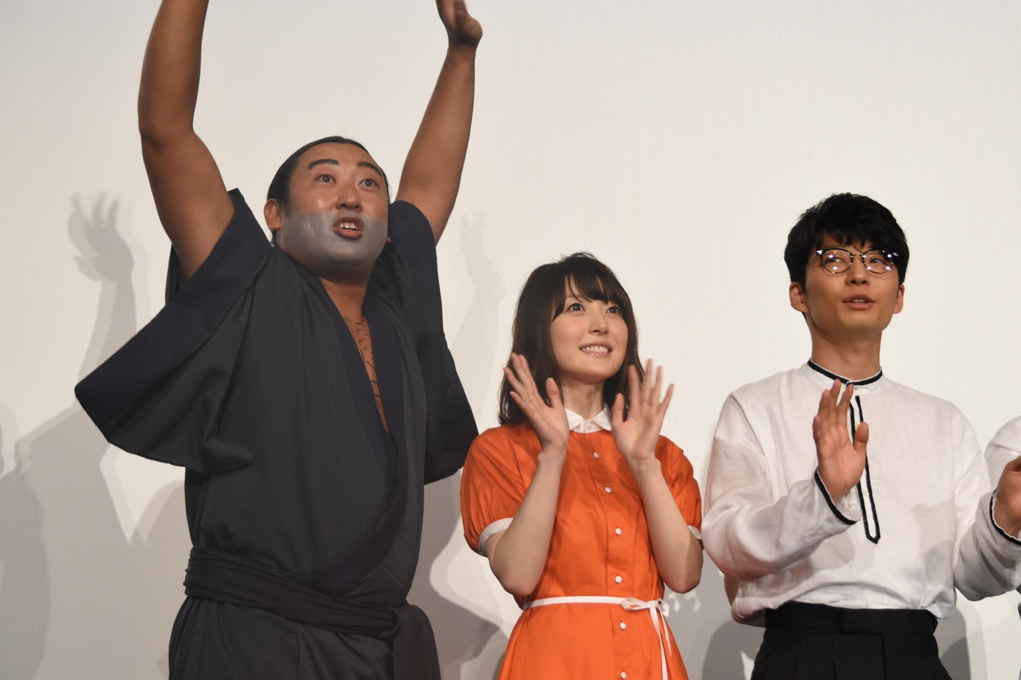左から秋山竜次（ロバート）、花澤香菜、星野源。