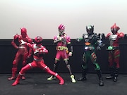 上映前に登場したヒーローたち。左からモモタロス、シシレッド、仮面ライダーエグゼイド、仮面ライダーアマゾンニューオメガ、仮面ライダーアマゾンアルファ。