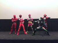 上映前に登場したヒーローたち。左からモモタロス、シシレッド、仮面ライダーエグゼイド、仮面ライダーアマゾンニューオメガ、仮面ライダーアマゾンアルファ。
