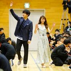 「ReLIFE」中川大志と岡崎紗絵が都内の学校訪問、生徒に“頭ポン”披露