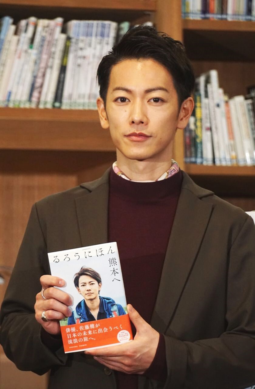 佐藤健が熊本で書籍「るろうにほん」完成報告、人力車に乗り映画祭に登場