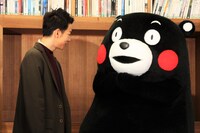 佐藤健（左）とくまモン（右）。