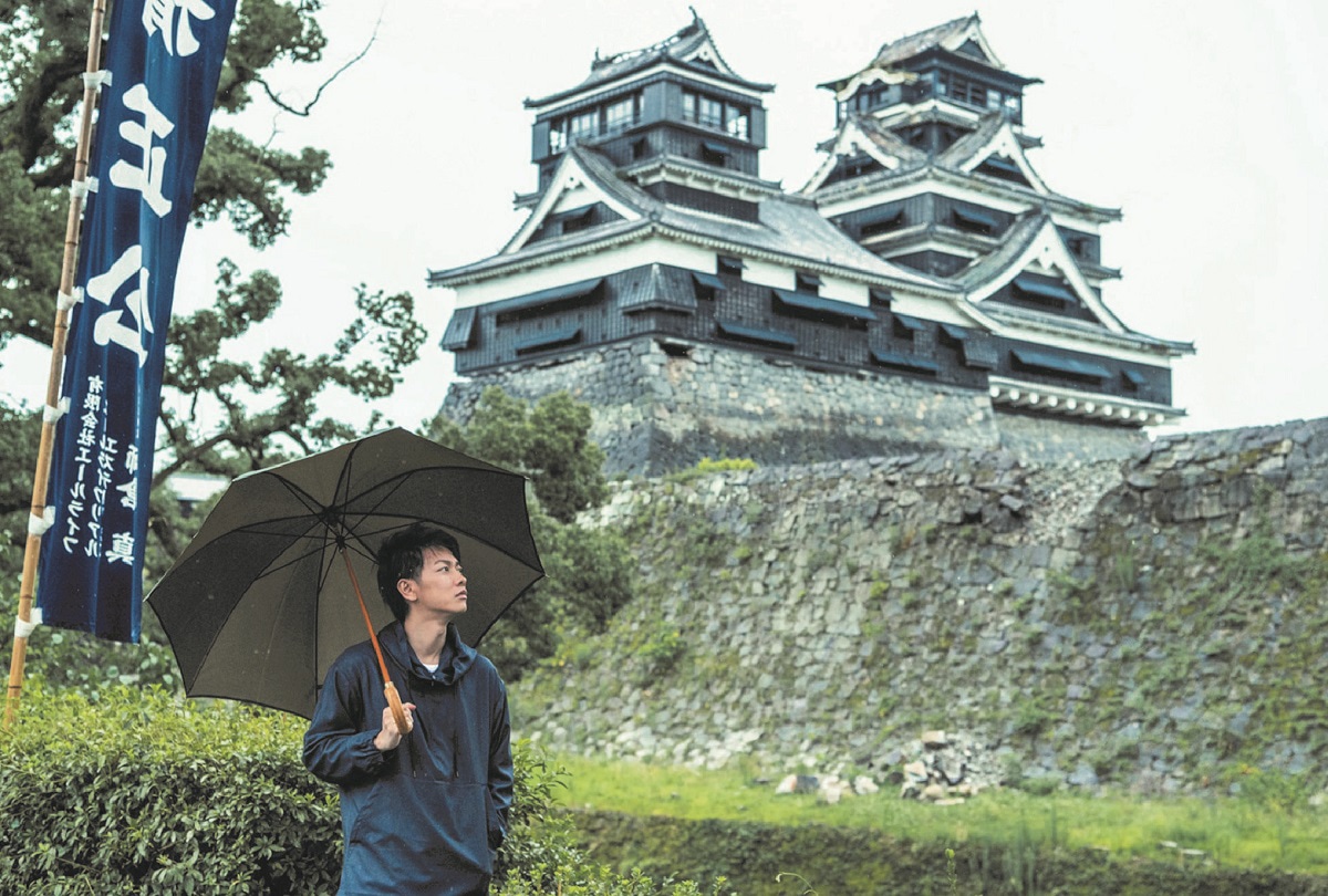 俳優・佐藤健の書籍「るろうにほん 熊本へ」の完成報告会見が、昨日4月7日に熊本・熊本市現代美術館で開催された。本書は佐藤が県内各地で出会った人々や伝統文化といった熊本の魅力を紹介するもの。佐藤は、「るろうに剣心」の撮影で訪れるなど縁の深い熊本について「撮影のときは熊本の自然と関わることがあまりなかったのですが、今回いろいろな場所を回らせてもらって、すごく綺麗な景色とか水源とか、こんなに自然が豊かで、素敵な場所なんだと」とコメント。また「震災をきっかけに観光客が減ってしまって、実はそれが一番困っていると聞いた。僕たちも、震災直後ということでよかれと思って（熊本へ）行かなかったと思う。これはもったいないことが起きていると。大変な時期だからこそ、来てほしいし、行ったほうがいいと伝えたかった」と本書を作るに至った経緯を語った。なお本書150冊が熊本県内のすべての高校に寄贈されることが決定。会見ではその寄贈式も行われた。会見を終えた佐藤は、熊本県の復興支援を目的とした「くまもと復興映画祭 Powered by 菊池映画祭」のオープニングイベントに出席。人力車に乗って登場したあとはくまモンのエスコートでステージへ登壇し、「熊本に行ってみようかなと、背中を押せるような本になればと思っています」と「るろうにほん 熊本へ」をアピールした。「るろうにほん 熊本へ」は4月14日に発売。なお佐藤は、主演を務めた実写版「亜人」の公開を9月30日に控える。さらに土屋太鳳とダブル主演した「8年越しの花嫁」は2017年冬に、初の悪役に挑んだ実写版「いぬやしき」は2018年に全国ロードショー。
