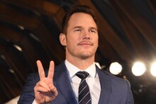 ピースサインをするクリス・プラット。