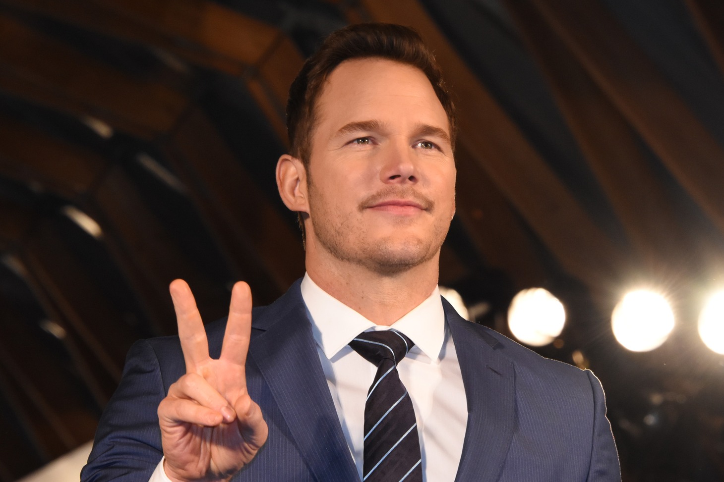 ピースサインをするクリス・プラット。