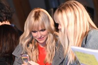 クリス・プラットとのツーショット写真を確認する妻のアンナ・ファリス（左）。