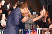 妻のアンナ・ファリスとキスを交わすクリス・プラット。