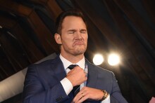 お茶目な表情をするクリス・プラット。