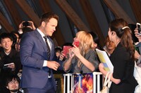 妻のアンナ・ファリスを見つけて近寄るクリス・プラット。