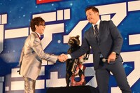 握手を交わす山寺宏一（左）とクリス・プラット（右）。