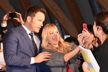 妻のアンナ・ファリスと彼女の携帯でツーショット撮影をするクリス・プラット。