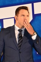 投げキッスをするクリス・プラット。