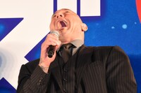 大笑いをするデイヴ・バウティスタ。