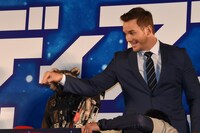 フライングでボタンを押そうとふざけるクリス・プラット。