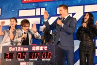 ボタンを押そうとする山寺宏一（左）とクリス・プラット（右）。