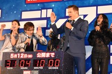 ボタンを押そうとする山寺宏一（左）とクリス・プラット（右）。