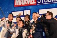 「ガーディアンズ・オブ・ギャラクシー：リミックス」イベントで自撮りをする登壇者たち。