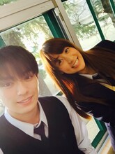 左から真剣佑、山本美月。