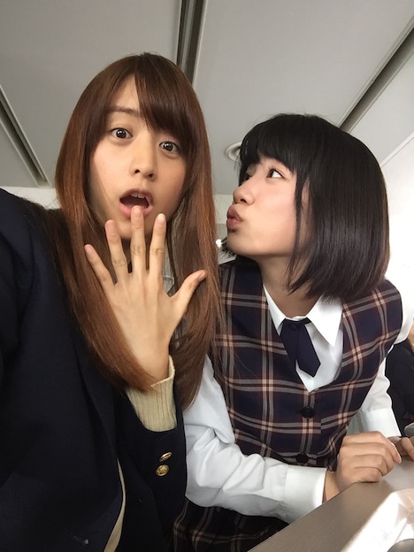 左から山本美月、永野芽郁。